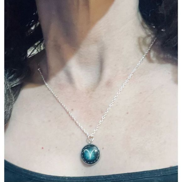 Scorpio glow in THE DARK ZODIAC HOROSCOPE STAR SIGN NECKLACE - Picture 8 of 14